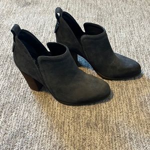 Vince Camuto, size 8.5, grey suede